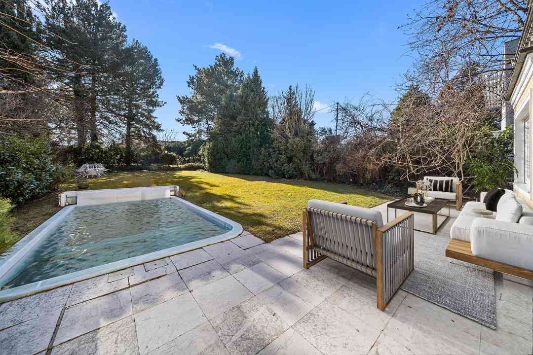 Фотография: Gartenterrasse vor dem Wohnsalon mit Pool / Symbolfoto
