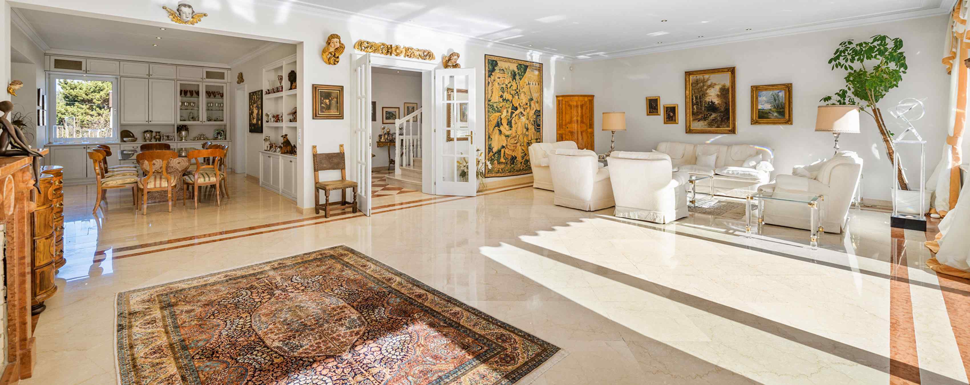 Foto: Elegante Villa mit Pool und Doppelgarage
